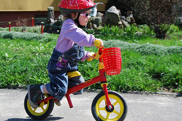 Zosia na rowerku biegowym Kettler Speedy 10" (źródło: fot. arch. rodzinne)