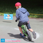 Dziecko na rowerku biegowym Strider