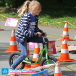 Dziecko na największym rowerku biegowym Puky LR XL
