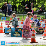 Dzieci na hulajnogach, rowerkach biegowych podczas Dnia Dziecka 2015 Warszawa